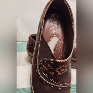 L'ATISTE Dark Brown Women's Shoes with Floral Detail